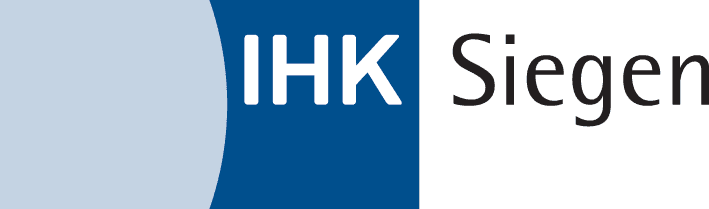 Das Logo der IHK Siegen mit weißem „IHK“-Schriftzug auf blauem Grund und „Siegen“ in Schwarz.